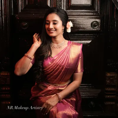 This is one of my favorite looks, capturing a soft, radiant glow that’s perfect for any wedding event. I focused on creating flawless skin and a subtle elegance that looks stunning in professional wedding photography.