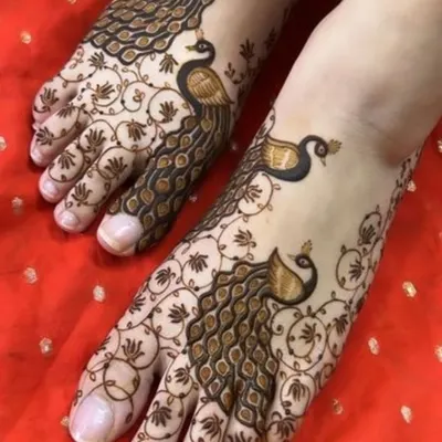 A classic peacock design for the feet, where the feathers flow beautifully from the ankle to the toes. This is a very popular and elegant choice for brides.
