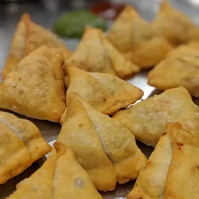 Garam garam Samosas, the perfect snack for any time of the day. My samosas have a crispy outer layer and a flavourful potato and pea filling, a true crowd-pleaser at any event.