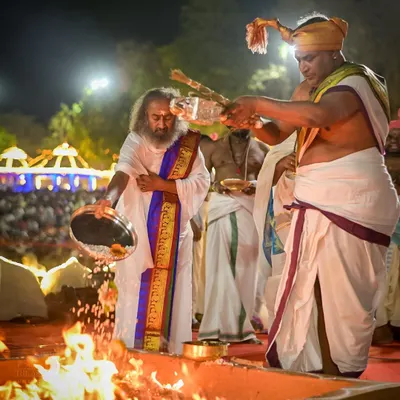 Gurudev performs an offering into the sacred fire during the Maha Rudra Homa on Maha Shivratri. This powerful ceremony is conducted for universal peace and harmony.