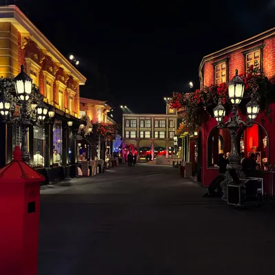I recreated an entire London street for this reception. The set includes detailed building facades, classic red brickwork, glowing street lamps, and even a red postbox to completely immerse guests in the city's atmosphere.