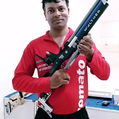 Shooting is for everyone. This Zomato delivery partner brought us drinks, and I offered him the chance to try his hand at shooting with a Walther air rifle. The smile on his face says it all.