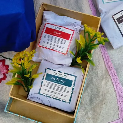 A simple and elegant gift box, perfect for any occasion. This one holds my 'Juliet' and 'Joy Terrazzo' soaps, offering a beautiful and practical present that’s handmade and all-natural.
