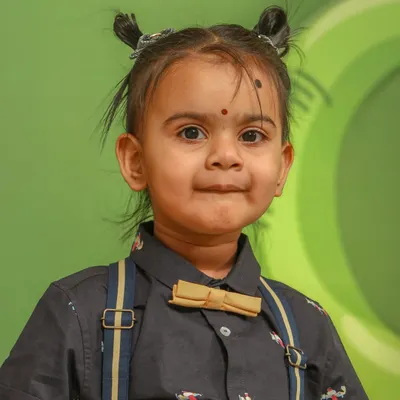 A sharp, vibrant portrait of a little girl at her birthday party. I focus on capturing the fun and personality of children during their special events.