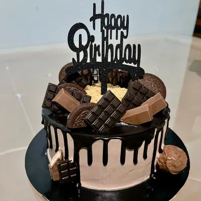 For the ultimate chocolate lover, this chocolate overload drip cake is a dream come true. It's topped with a variety of chocolates and Oreo cookies, with a rich chocolate drip running down the sides.