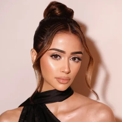 Bright and soft. This look is all about luminous skin, a soft cat-eye, and a nude lip, creating a sophisticated and modern style.