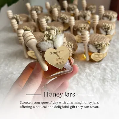 Sweeten your guests' day with these charming personalized honey jars. Each jar comes with a wooden dipper and a custom-engraved heart tag, making for a delightful and natural wedding favour.