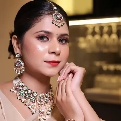 A stunning client looking absolutely radiant in our premium moissanite and meenakari rental set. It’s moments like these that inspire me to keep creating unique designs.