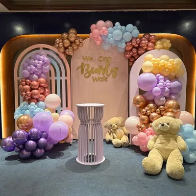 This "We Can Bearly Wait" baby shower setup is a popular choice. It features a multi-panel arched backdrop, a soft pastel rainbow balloon garland, and cute teddy bear props to create a warm and welcoming photo corner.