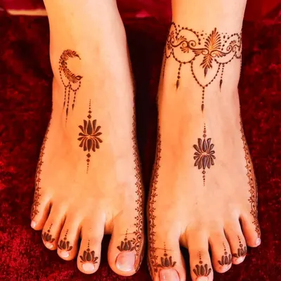A minimalist and modern take on foot mehandi, with delicate Arabic-style patterns perfect for guests.