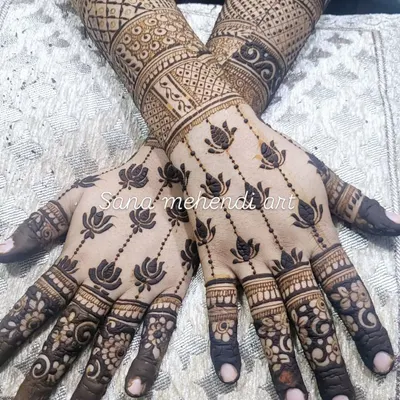 A very popular and elegant design for the back of the hands. This pattern features delicate lotus flowers connected in hanging chains, with more intricate work on the forearms.