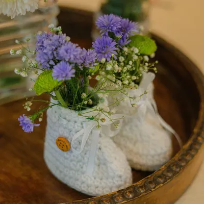 It’s the little things that bring the most joy. ❤️ As a unique centerpiece idea, I used these adorable crocheted baby booties as miniature vases for delicate flowers. This is the kind of personal, creative touch I bring to every event.