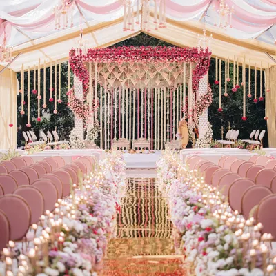 The golden mirrored aisle, lined with candles and lush pastel florals, created a breathtaking path to the mandap. This grand entrance set a tone of regal elegance for the Muhurtham ceremony, reflecting light and colour beautifully.