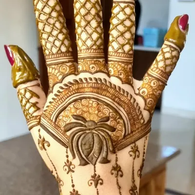 A beautiful and unique design on the back of the hand. It features a central lotus motif with detailed netting on the fingers, a great choice for a stylish guest.