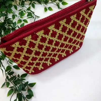 Here you can see the inside of the diamond pattern clutch and the sturdy zipper I use. It’s spacious enough to hold your essentials while maintaining its elegant shape.