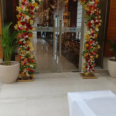A vibrant floral arch I created for the entrance of the Radisson hotel. This grand welcome was designed for a corporate event using a mix of colorful roses, gerberas, and other seasonal flowers.