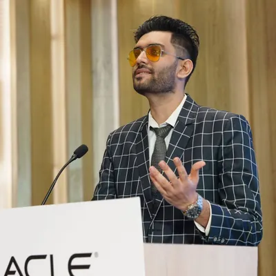 Addressing industry leaders at the Oracle and Hindustan Times Mint Summit on Seamless Cloud Migration. My formal hosting style is perfect for high-level corporate and tech conferences.