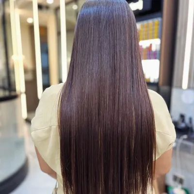 The result of a Nanoplastia treatment. This image showcases perfectly straight, smooth, and incredibly shiny hair, demonstrating the power of this frizz-eliminating service.