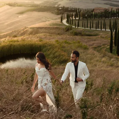 Exploring the golden, rolling hills of Tuscany. This shot of Nisarg and Mansi captures the feeling of a romantic escape, hand in hand, in one of the most beautiful landscapes in the world.