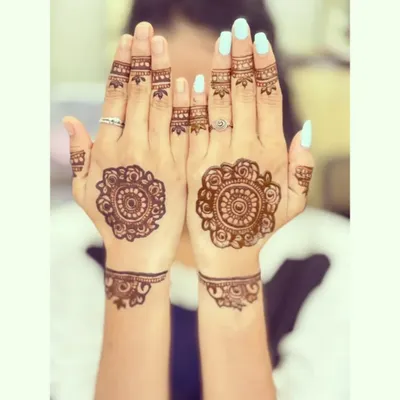 This is my go-to style for a modern, chic look. A detailed mandala on the back of the hand is the main focus, complemented by a simple wrist cuff and delicate finger patterns. It's art that accessorizes your hands.