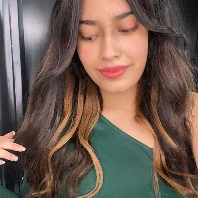A subtle yet stunning pop of color. These fashion honey streaks add beautiful dimension and warmth to dark hair, creating a sun-kissed look instantly.