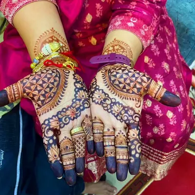 This is the result I always strive for: a stunningly dark henna stain. This deep, almost black color is the sign of high-quality henna and proper aftercare, ensuring your design is bold and long-lasting.