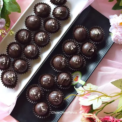 An order of dark chocolate cake pops, which I serve in individual paper cups. Each one is drizzled with more chocolate and sprinkled with edible gold dust for a gourmet look.