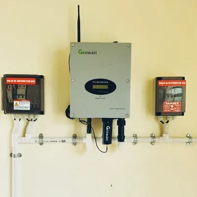 This setup shows the heart of the solar system: the PV inverter from Growatt, flanked by the AC and DC distribution boxes. We ensure all components are installed neatly and are easily accessible.