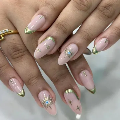 This mystical design features hand-painted evil eye and star motifs. We used gold chrome for the French tips and details, creating a look that is both trendy and symbolic.