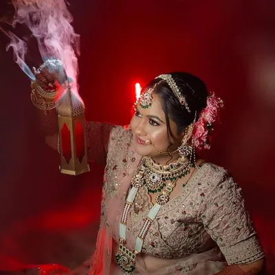 This is the moment every bride dreams of. I love helping you find the perfect rental jewellery to complete your vision, like this stunning layered kundan set with a matching maang tikka and nath.