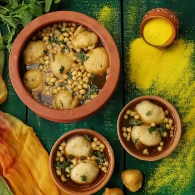 A festive spread featuring my homemade Kanji Vada. I serve it in traditional clay bowls to enhance the authentic experience. The vibrant colors of the fermented pani and fresh herbs make it a centerpiece for any Holi celebration.