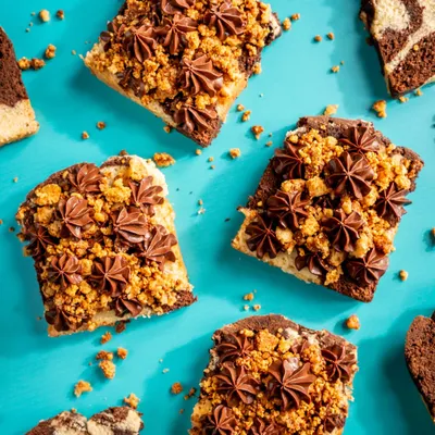 This isn't your ordinary tea cake. Our Marble Slice is big on drama, with a vanilla and chocolate marble base, caramelised white chocolate, and dark chocolate mousse.