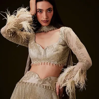 This is an ideal look for a modern bridesmaid or for a sangeet night. The makeup is glamorous yet soft, paired with straight, sleek hair that allows the feathered outfit to take center stage.