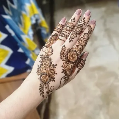 A simple design is always eye-catching and elegant. This floral vine is my go-to for a quick yet beautiful look.