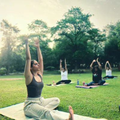 Leading an outdoor group session where we connect our breath with the sky. This seated warm-up with raised arms helps lengthen the spine and prepare the body for the practice ahead.