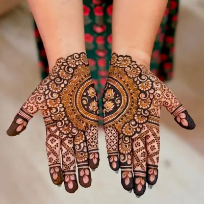 A beautiful and symmetrical mandala design on the palms, with lotus details. This style is very popular for festivals as it is elegant and not as heavy as bridal mehandi.