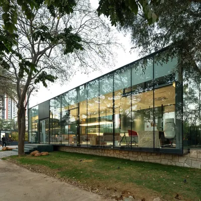 We make boxes. This simple statement captures our design for this experience center, a pure glass cuboid that stands out in a complex urban fabric. Its fundamental simplicity and transparency make it an approachable and memorable landmark.