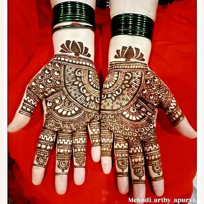 A classic and highly requested style for parties and family functions. This symmetrical design fills the palm beautifully without feeling too heavy, and the lotus motif adds a touch of grace.