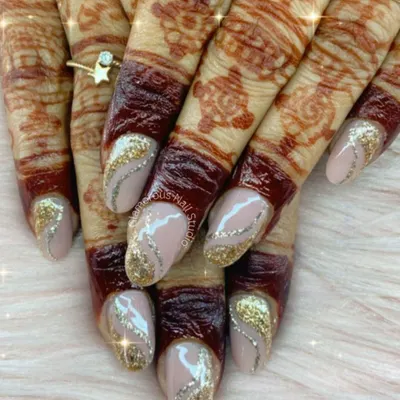 A perfect match for detailed bridal henna. This design features a nude pink base with dazzling gold glitter and delicate silver swirls, creating a look of pure opulence for the big day.