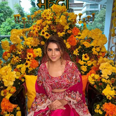 A beautiful Mehendi look with a whimsical bubble braid, adorned with pearls and flowers.