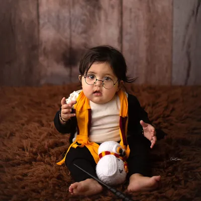 How adorable is this little wizard? I had so much fun creating this magical Harry Potter themed session. I provide all the props to make your baby's photoshoot truly enchanting.