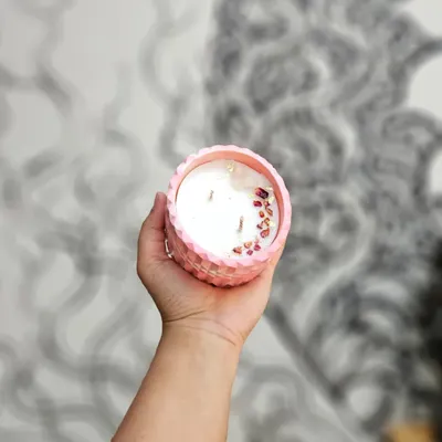 This is my largest candle size, a beautiful diamond-cut jar filled with soy wax and decorated with dried rose petals. It's perfect as a statement piece for your home decor.
