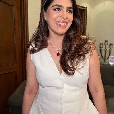 My mamma’s constant complaint: you have no time to dress me up! So when I got the opportunity, I wasn’t going to miss it. My stunner, all glammed up in soft smokey eyes, radiant dewy skin, and glossy lips.