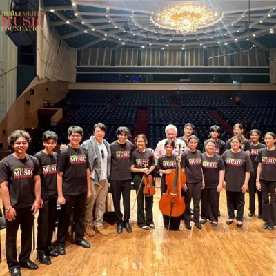 A memorable group photograph of our Senior String Ensemble with celebrated musicians Pinchas Zukerman and Lang Lang. These interactions provide not just technical guidance but also profound inspiration that lasts a lifetime.