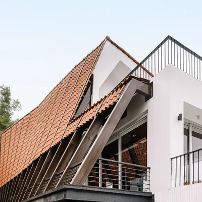 The Tellado Villas feature a distinctive parabolic roof, a modern interpretation of traditional Goan architecture. This design is the result of spontaneous thinking and inspired moments, reflecting our belief in a creative journey where no idea is left unexplored.