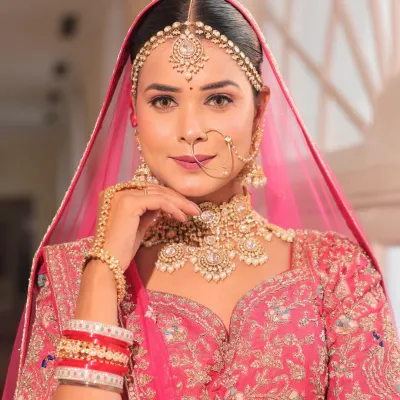 This close-up of a bride in a pink pastel lehenga is pure magic. The makeup is soft and luminous, with warm pink tones on the eyes that blend seamlessly into her romantic bridal vibe.