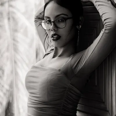 In black and white, the focus shifts to shapes and contrast. For this shot, I created a strong look with a dark, defined lip and clean skin that stands out beautifully in monochrome.