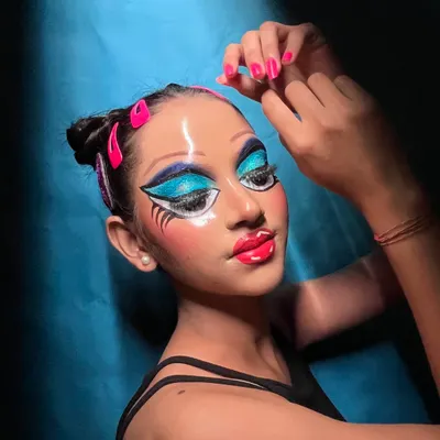 A closer look at the details of my pop art creation. The exaggerated eyes, glossy lips, and flawless, reflective skin are key to achieving this graphic, cartoon-inspired aesthetic for video shoots.