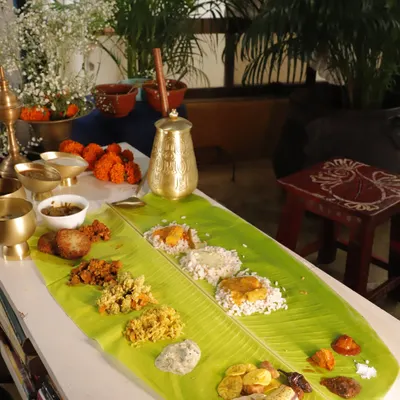 A complete Onam Sadya, laid out and ready for the feast. This is the sight that welcomes King Mahabali, a visual promise of prosperity and happiness, with every element from pickles to payasam in its rightful place.