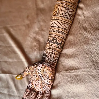 A perfect example of personalization, with the initials 'AR' beautifully integrated into the center of the palm design for this bride.